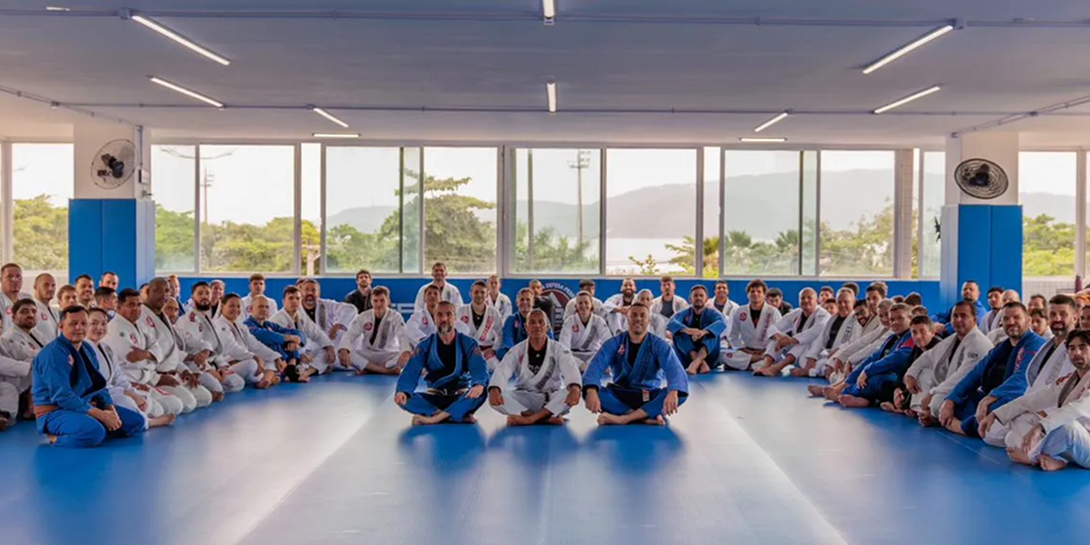 Crianças e adolescentes treinando Jiu-Jitsu